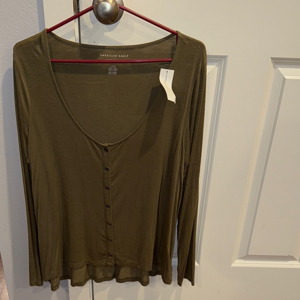 NWT American Eagle Soft & Sexy Olive Green Long Sleeve Buttonup Top (size Large)